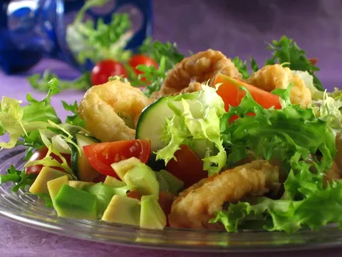 Pržene lignje na salatu