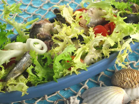 Zelena salata sa sardinama