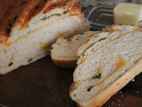 Kruh sa cheddar sirom i zacinskim biljem
