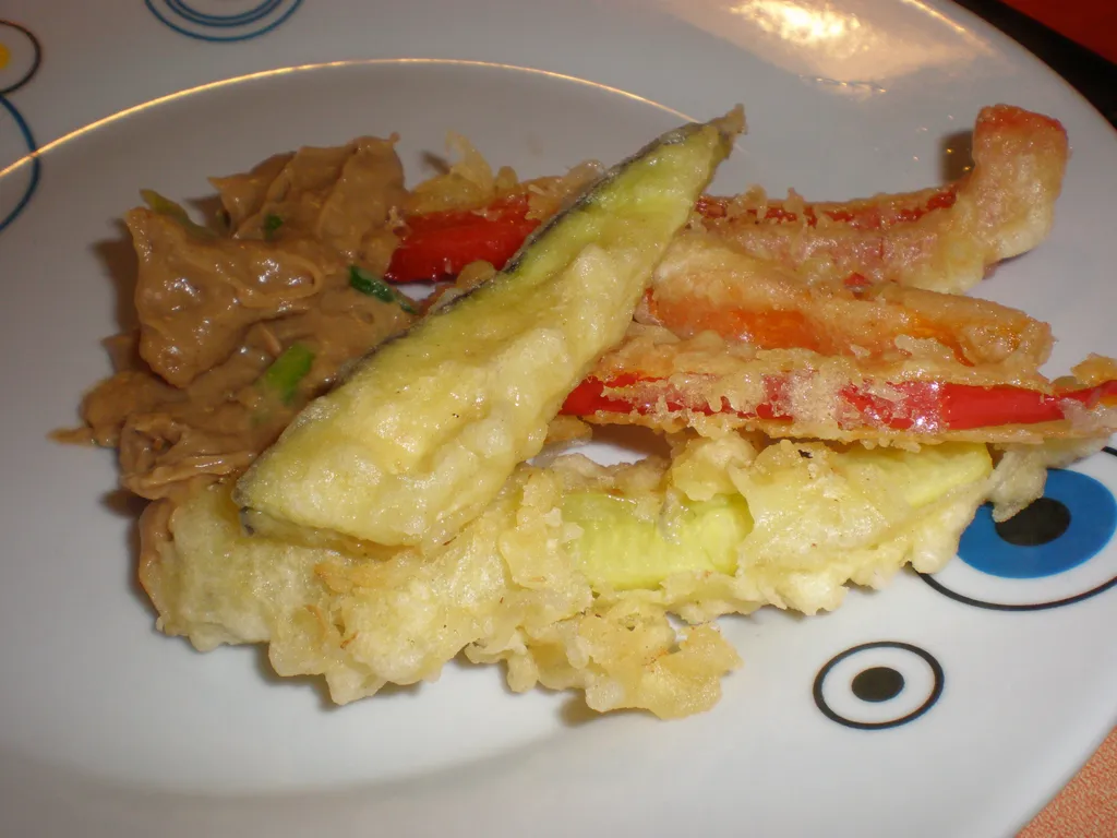 tempura povrće s umakom od kikirikija