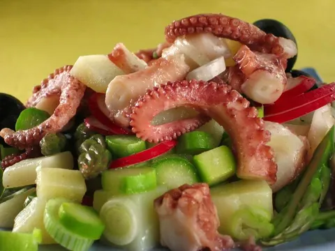 Salata od hobotnice s povrćem
