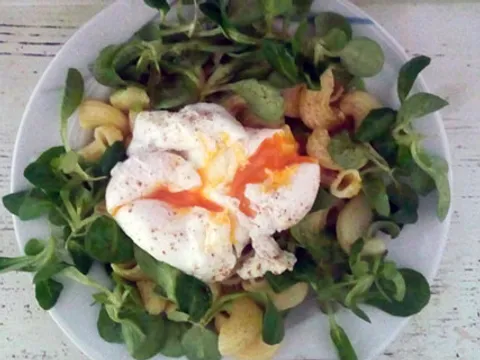 Salata od poširanog jajeta, matovilca i tjestenine