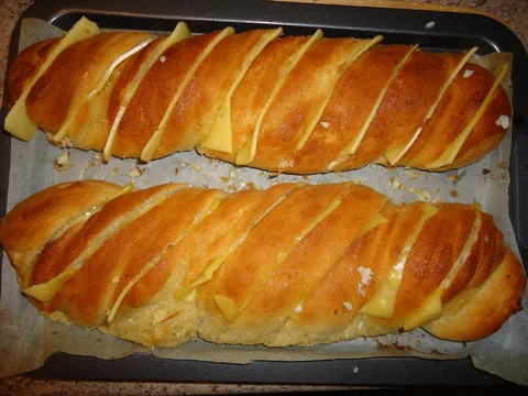 Kruh s češnjakom i sirom