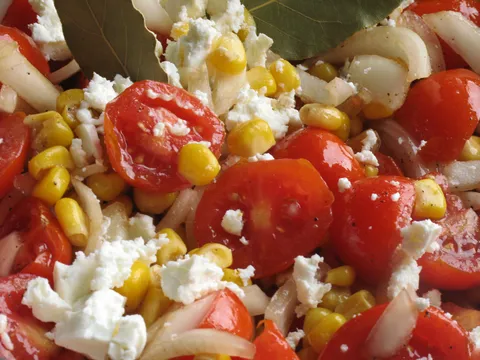 Salata s kukuruzom i rajcicama