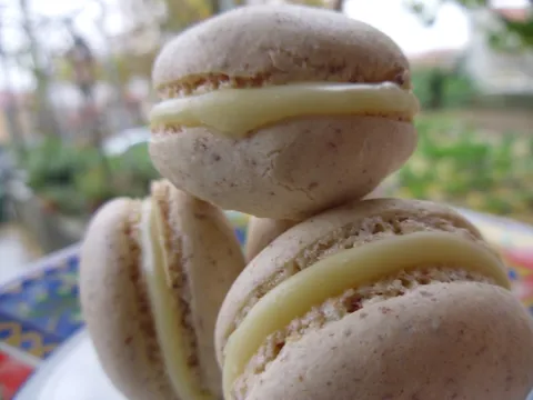 Macarons (white chocolate ganache) 5