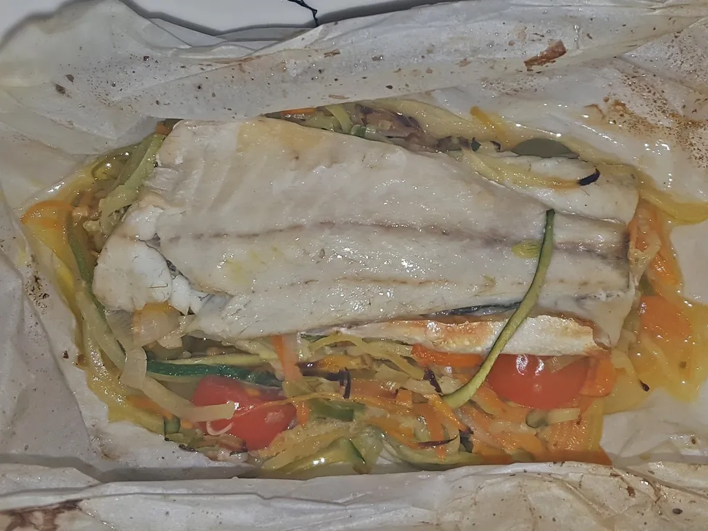 Riba sa povrćem u škartocu