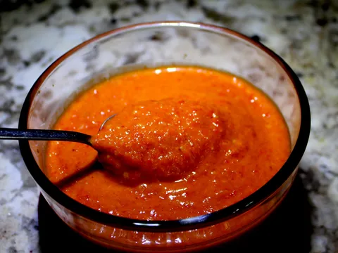 Ljuti sos  (Roasted Garlic Chili Sauce) sa ukusom belog luka