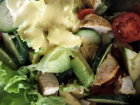 Salata s piletinom, avokadom i povrćem
