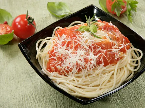 Špageti u umaku od rajčice i sira