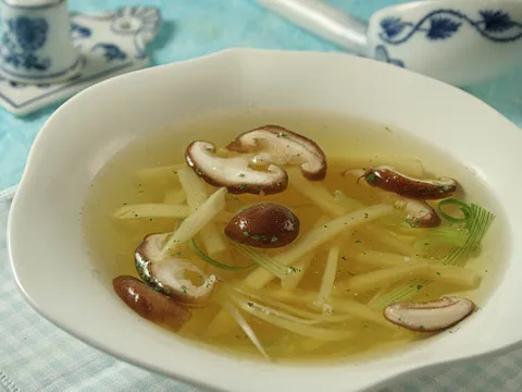 Pileća juha s bambusom i shiitake gljivama
