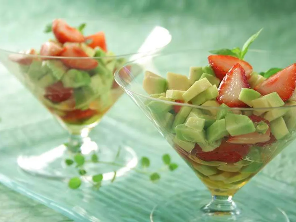 Salata s avokadom i jagodama