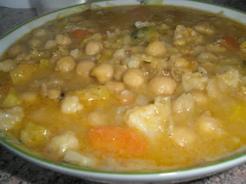 Krepka juha od slanutka i povrća