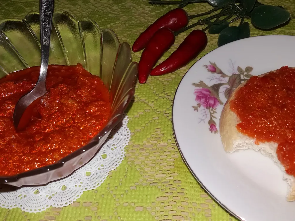 Ajvar od crvenih paprika i zelenog paradajiza