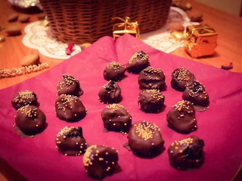 Čokoladne bonbonjere sa šljivama i marcipanom
