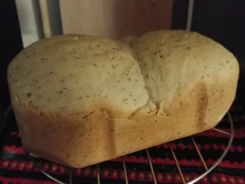 Kruh iz pekača sa češnjakom i bosiljkom