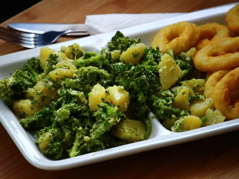 Aromaticna krompir-brokula salata