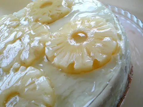 Staklena ananas torta
