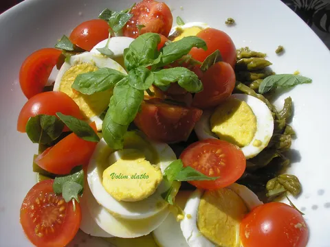 Salata od šparoga, jaja i rajčica
