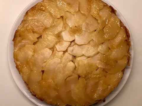 Preokrenuti sočni kolač s jabukama