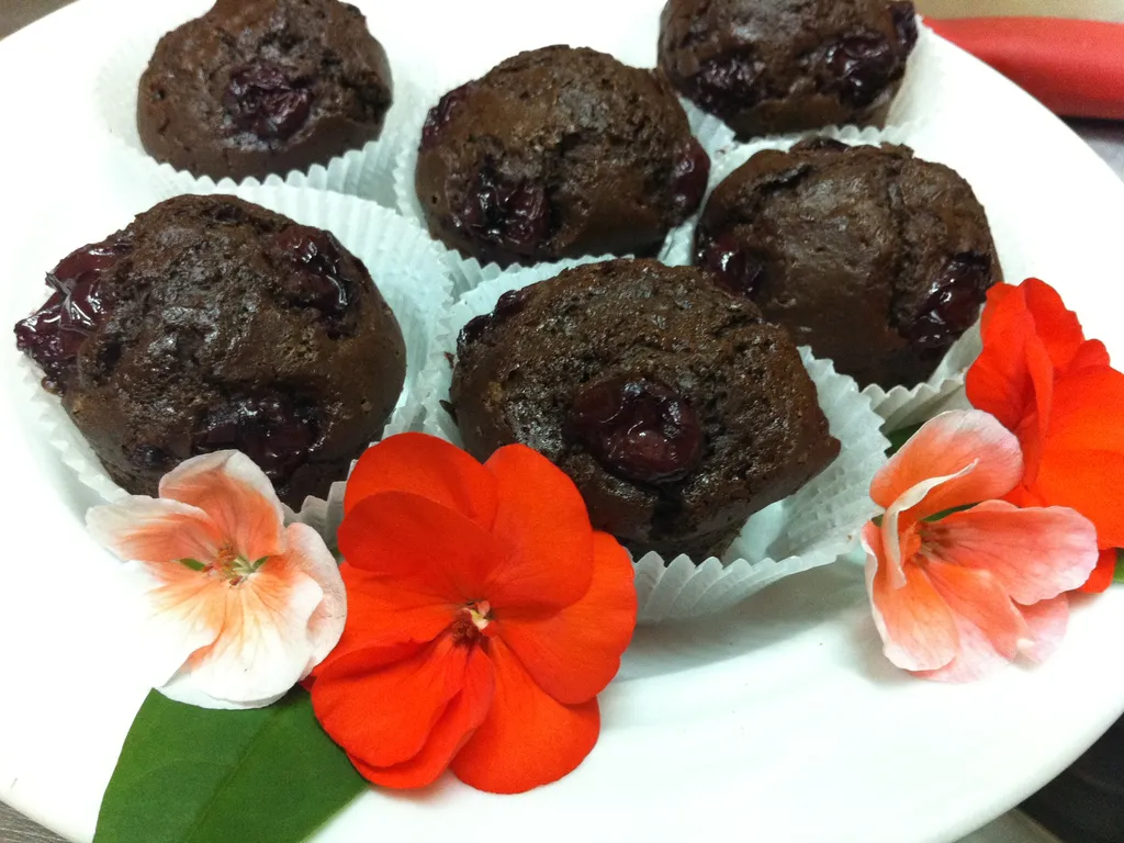 čokoladno bombastični muffini sa višnjama (choko-cherry boom muffins)