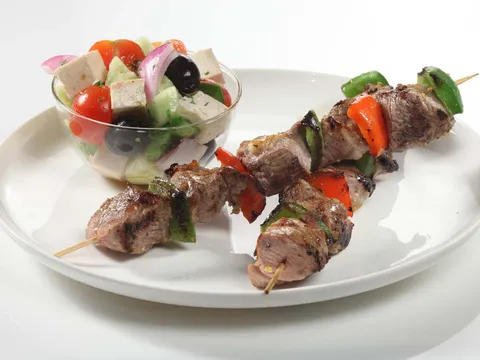 Janjeći ražnjići s grčkom salatom