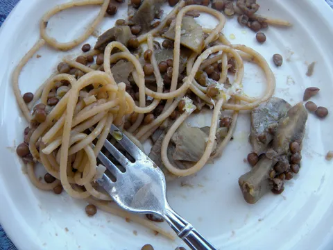 Špageti s artičokama i lećom